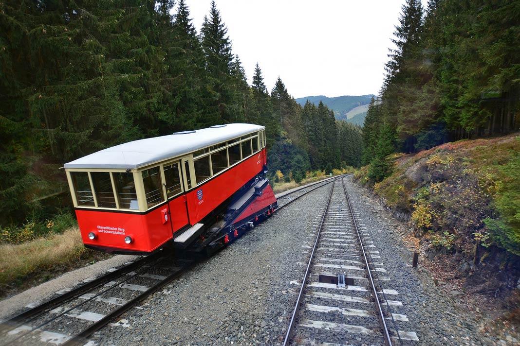 Un train de la ligne de montagne d'Oberweißbach et de la vallée de Schwarzatal