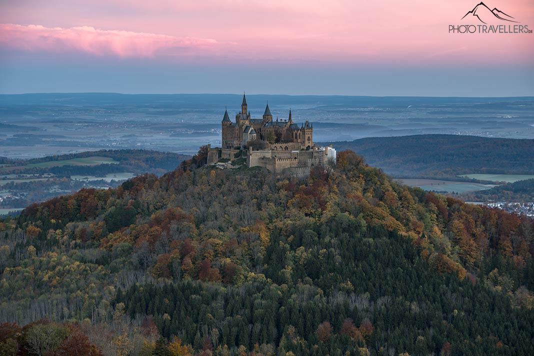 Vue sur le château de Hohenzollern au crépuscule