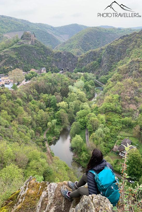 Blogueuse de voyage Biggi Bauer regardant de l'Ahrsteig vers la vallée de l'Ahr et le château Are depuis le Teufelsloch