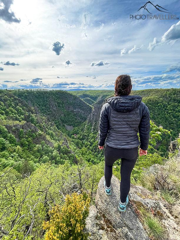 Blogueuse de voyage Biggi Bauer regardant du Hexentanzplatz Thale vers le Bodetal
