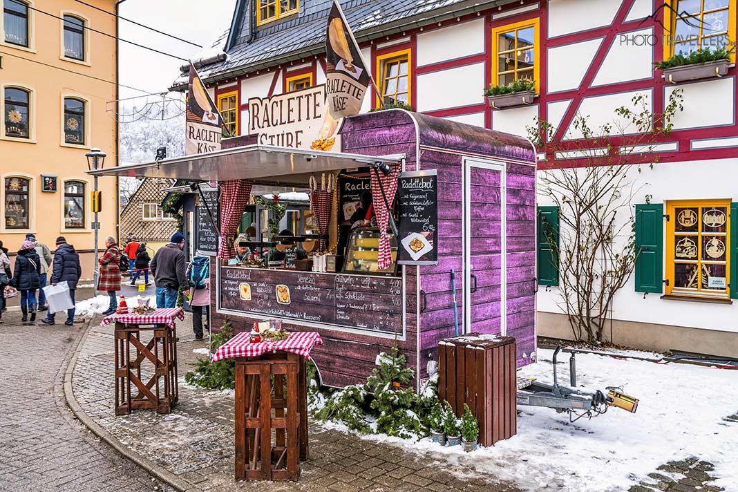Un puesto de raclette en el mercadillo navideño de Seiffen