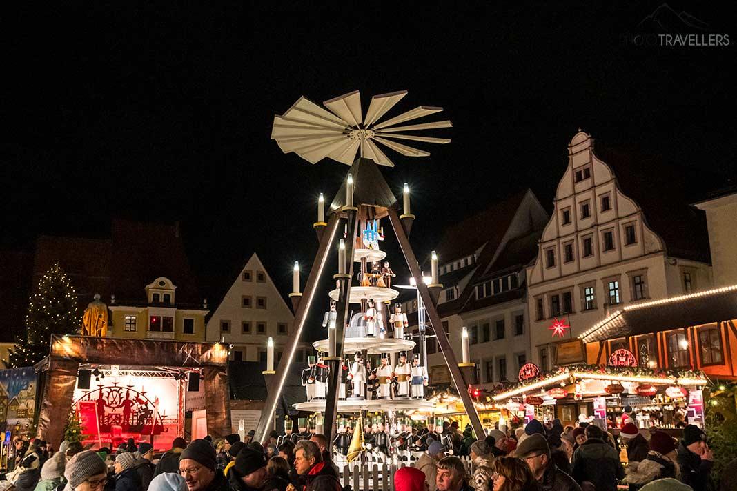 La gran pirámide en el mercado de Navidad de Freiberg de noche