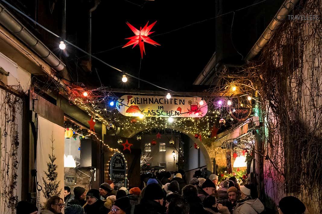Visitantes en un callejón del mercadillo navideño de Schwarzenberg