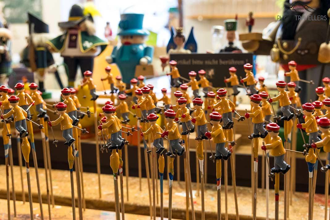 Pequeñas figuras en el taller de demostración de la artesanía popular del Erzgebirge de Richard Glässer