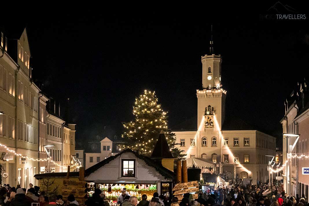 El mercadillo navideño de Schneeberg de noche