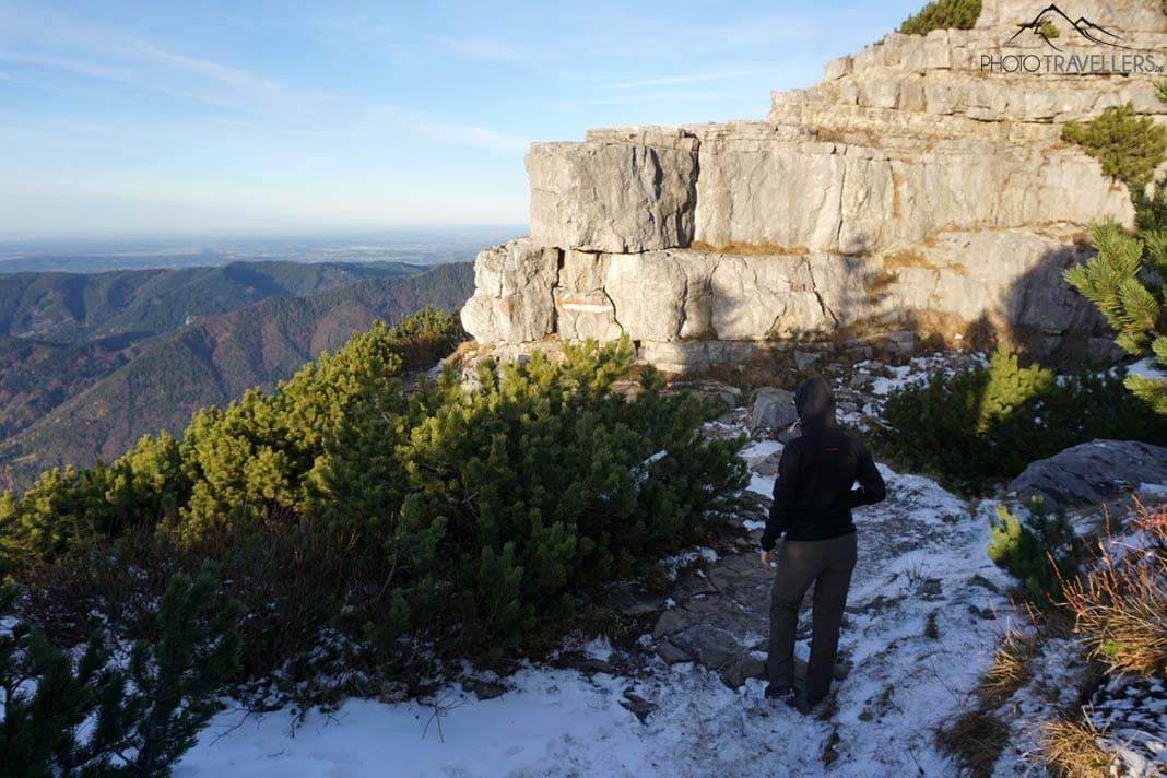 Blogueuse de voyage Biggi Bauer devant de grands rochers juste en dessous du sommet du Wallberg