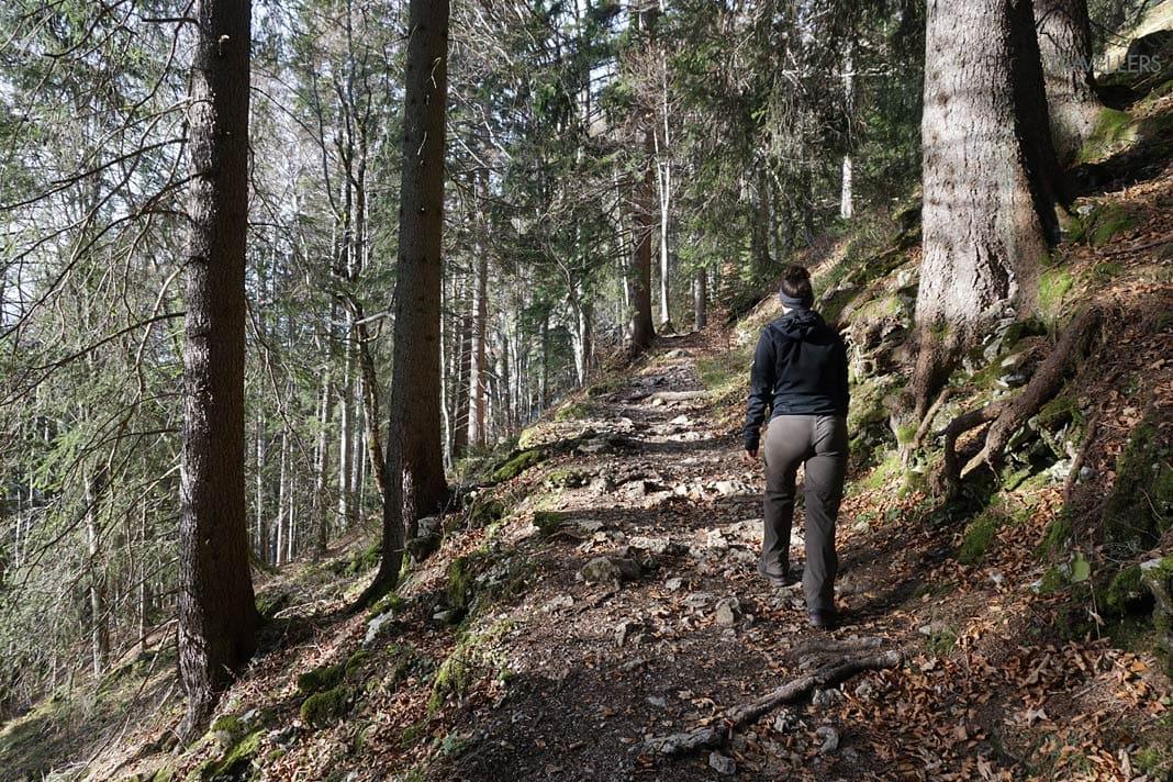 Blogueuse de voyage Biggi Bauer sur le chemin d'hiver en direction du Wallberg
