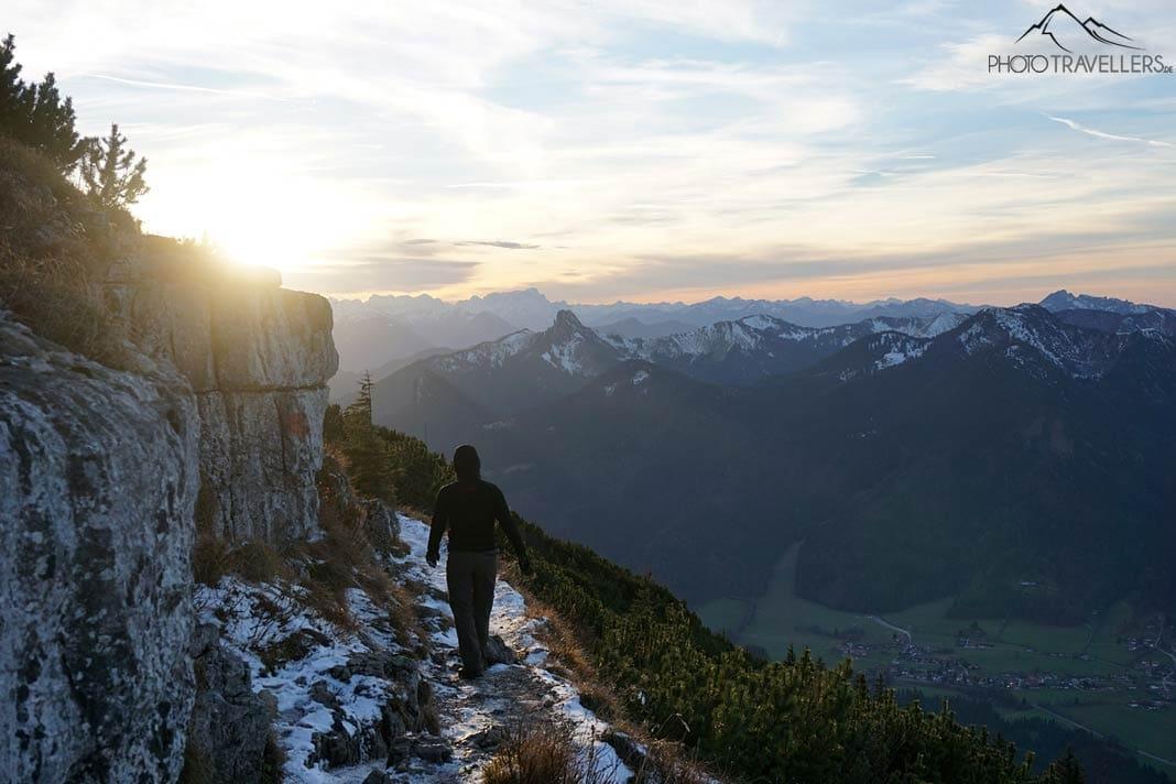 Blogueuse de voyage Biggi Bauer sur le chemin de randonnée qui descend du Wallberg