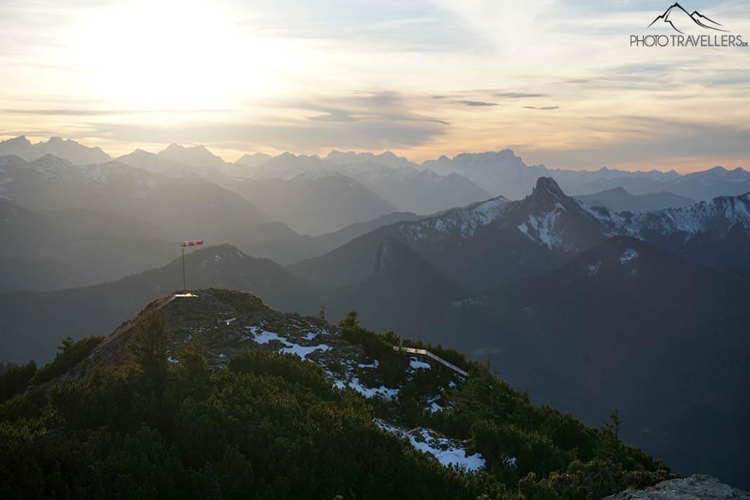 Vue du Wallberg sur les Alpes de Wetterstein à la lumière du soir