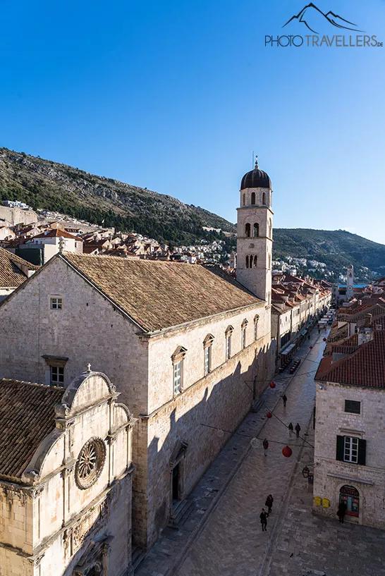 Vue des remparts sur la rue principale Stradun à Dubrovnik