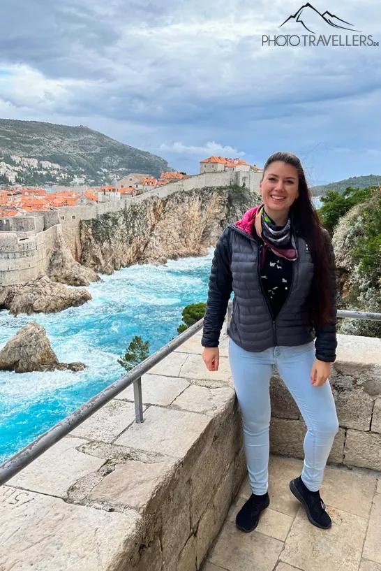La blogueuse de voyage Biggi Bauer à la forteresse Lovrijenac avec vue sur la vieille ville de Dubrovnik