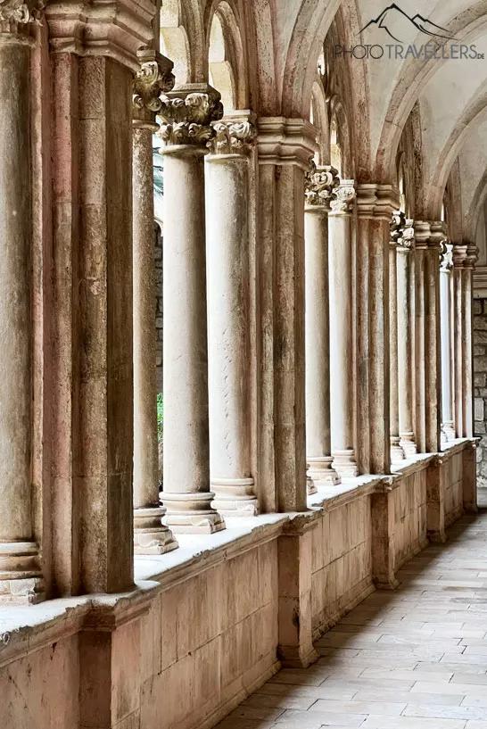 Un arc dans le couvent dominicain à Dubrovnik