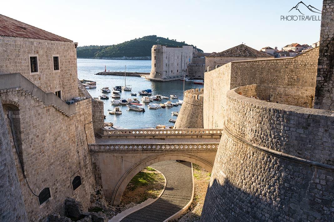 L'ancienne ville avec le port de Dubrovnik