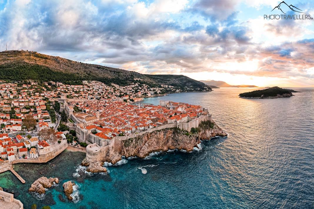 La vieille ville de Dubrovnik vue du ciel avec ses remparts