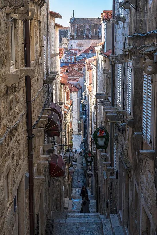 Une ruelle étroite avec des escaliers dans la vieille ville de Dubrovnik