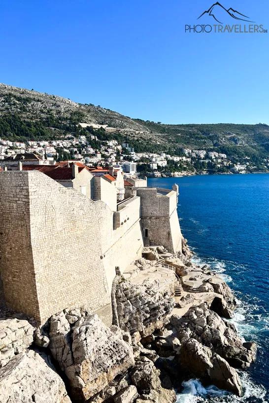 La plage de Buža au pied des remparts de la ville de Dubrovnik