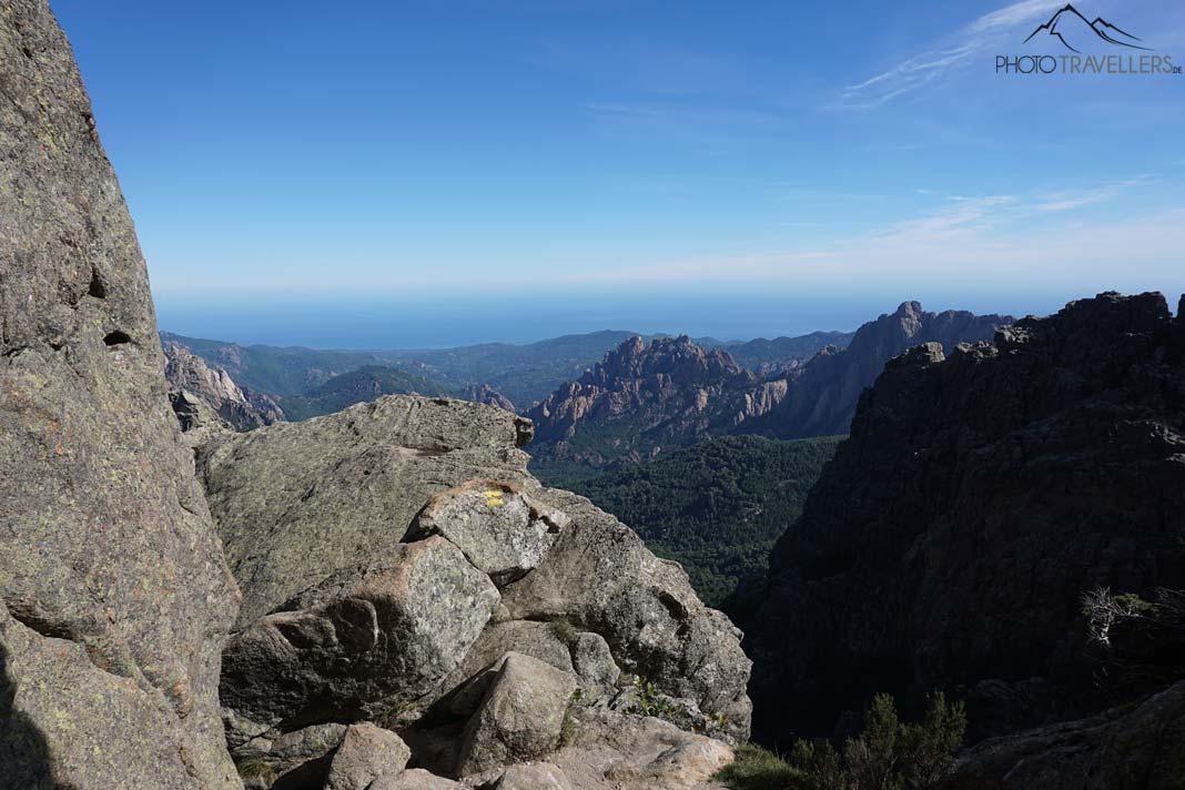 O caminho na Aiguilles de Bavella com uma vista incrível