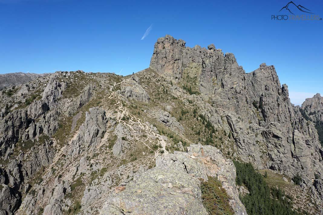 O caminho abaixo das torres de Bavella IV e V