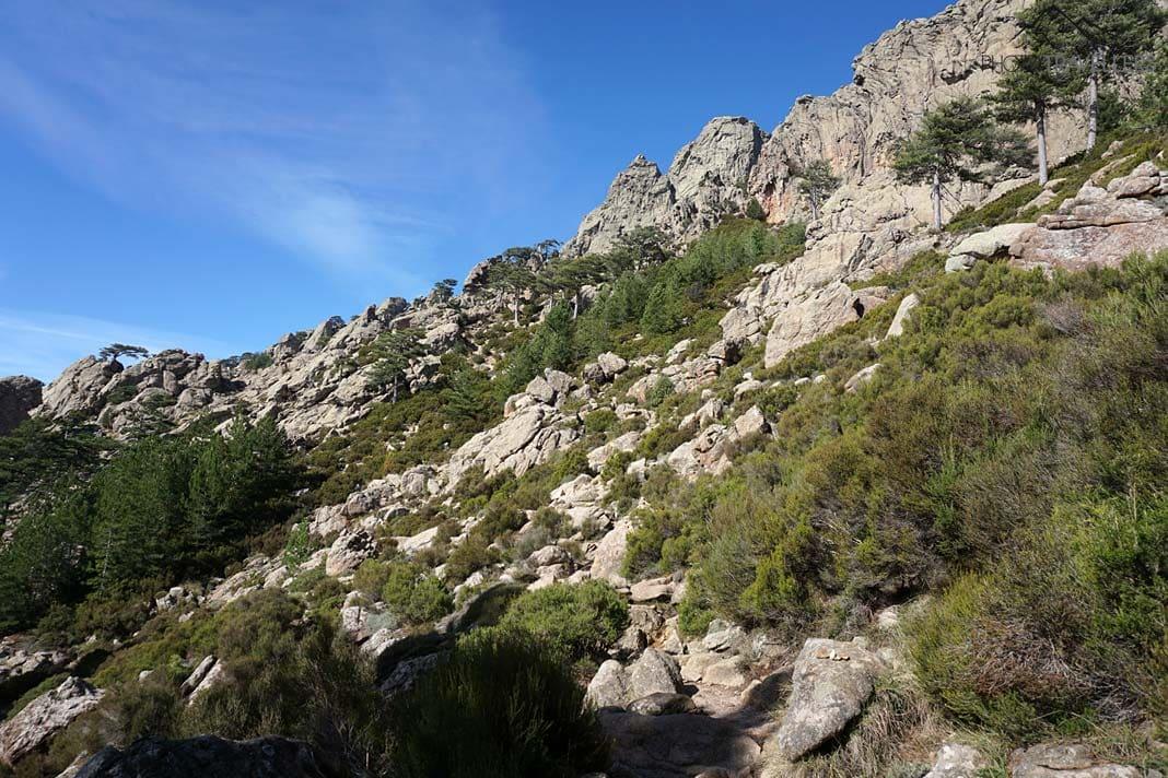 Caminho acentuado, que passa por rochas até as Aiguilles de Bavella