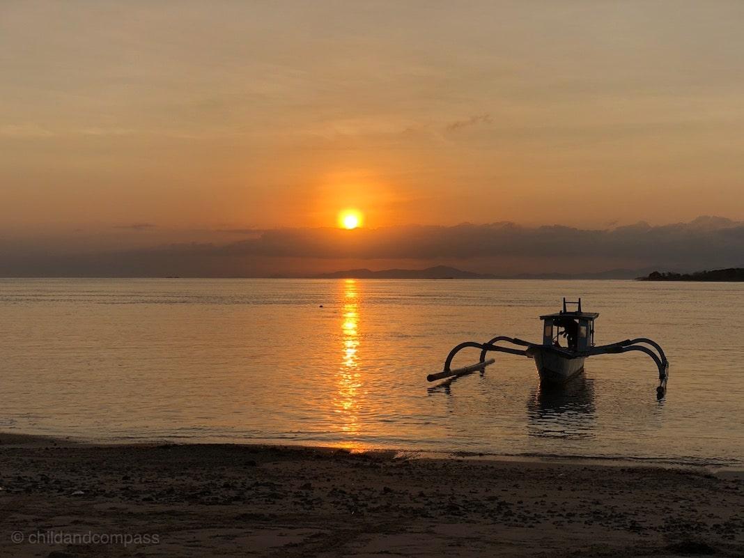 Pôr do sol com barco