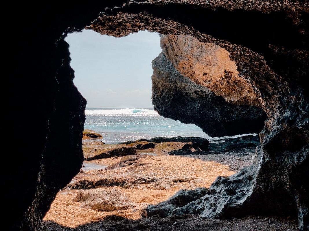 Rochas na praia Suluban em Bali
