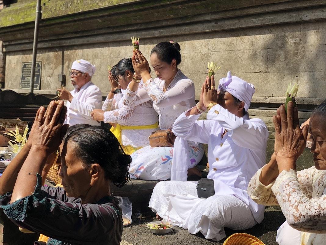 Cerimônia balinesa em um templo