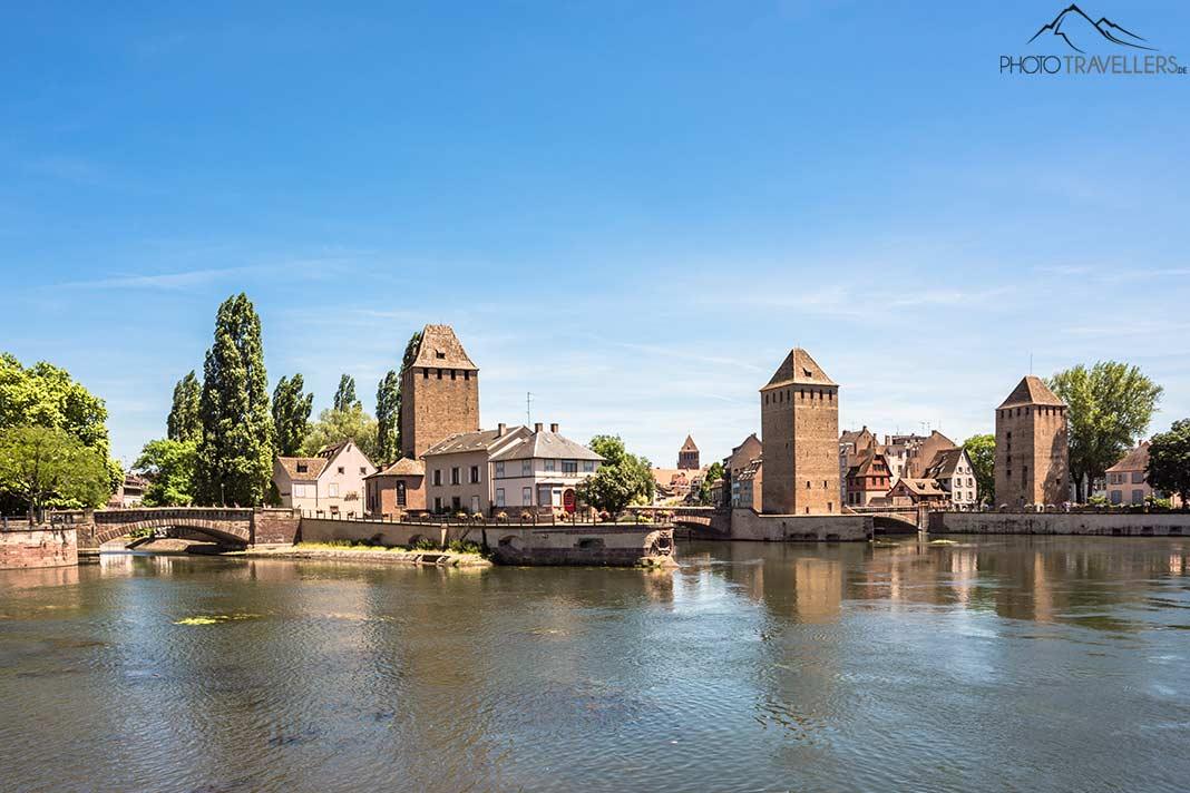Vue sur le fleuve avec les Ponts Couverts à Strasbourg