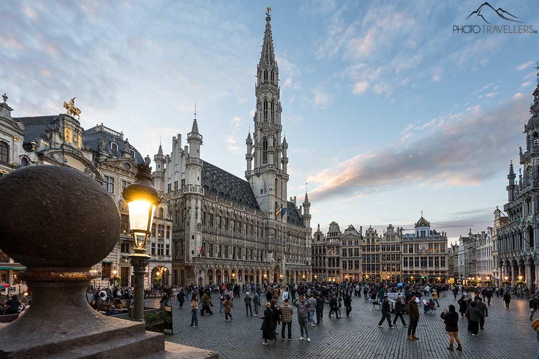La Grand-Place avec l'imposante mairie de Bruxelles dans la lumière du soir