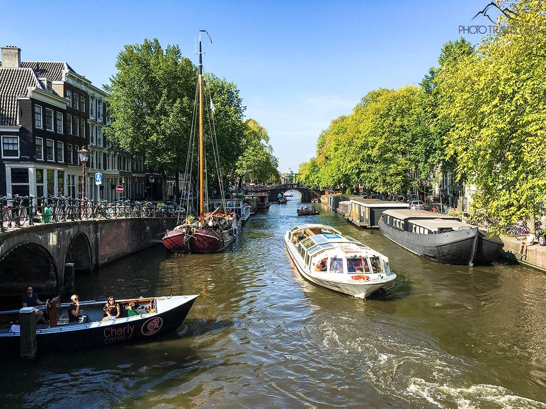 Vue sur un canal avec un bateau de promenade