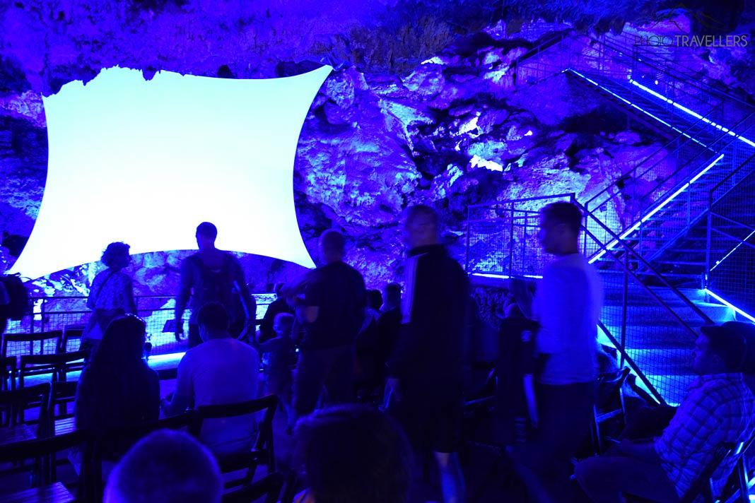 La projection de film dans la grotte bleue des Coves dels Hams à Majorque