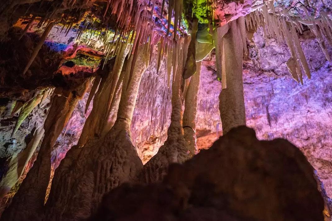 Des stalactites éclairées de manière colorée dans les Coves dels Hams à Majorque