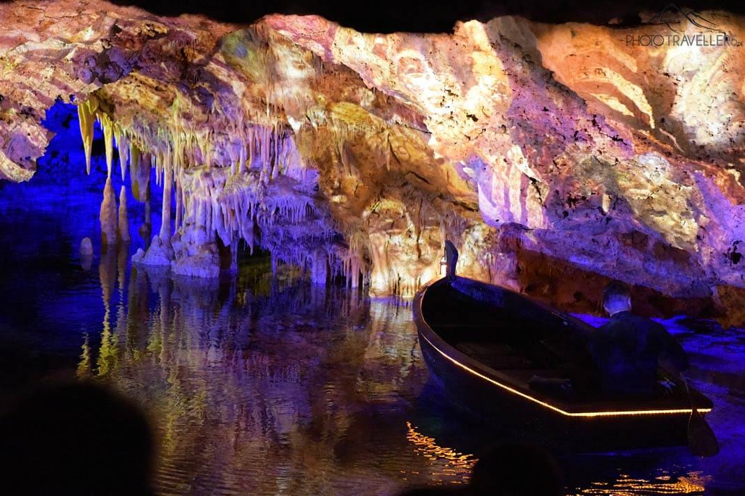Un bateau sur le lac souterrain dans les Coves dels Hams à Majorque