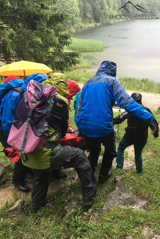 Les participants de la formation de guide de randonnée pratiquent une opération de secours
