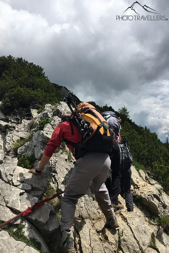 Deux participants de la formation de guide de randonnée sur le crête du sommet de l'Aiplspitz