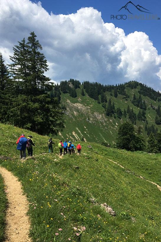 Le groupe de la formation de guide de randonnée sur un beau sentier de randonnée dans les Alpes