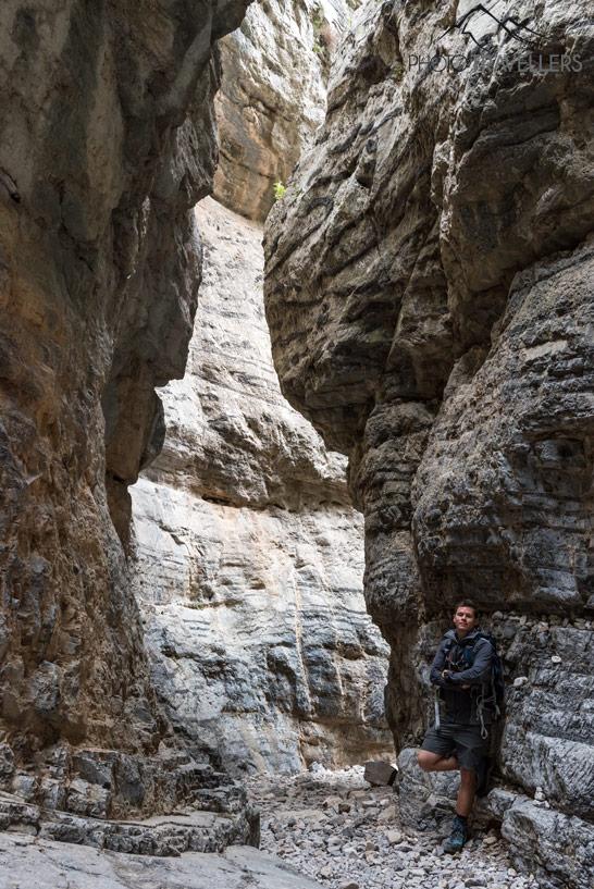 Le journaliste de voyage Florian Westermann s'appuie contre un mur rocheux dans la gorge d'Imbros en Crète
