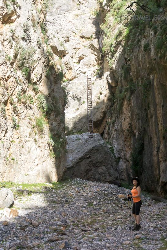 La journaliste de voyage Biggi Bauer en tenue de randonnée devant une échelle dans la gorge d'Aradena en Crète