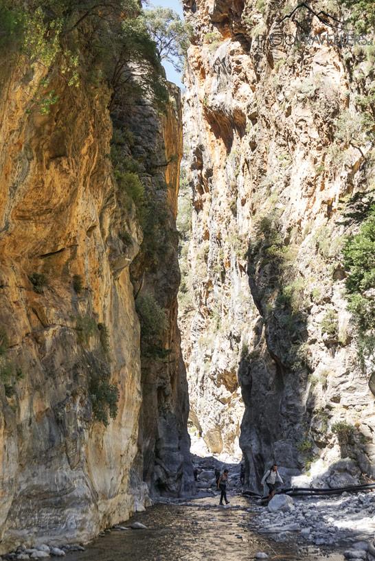 Plusieurs randonneurs à un endroit très étroit de la gorge de Samaria en Crète