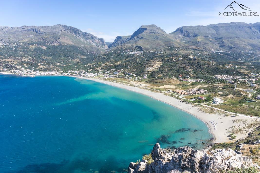 La vue depuis une falaise surplombant la mer vers la baie turquoise de Plakias en Crète avec des montagnes en arrière-plan