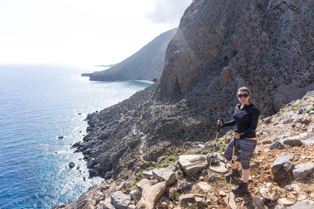 La journaliste de voyage Biggi Bauer sur le sentier de randonnée E4 en Crète, qui descend à la plage de Sweet Water Beach