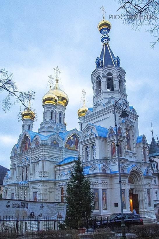 Vista de las cúpulas doradas de la iglesia de San Pedro y San Pablo en Karlovy Vary