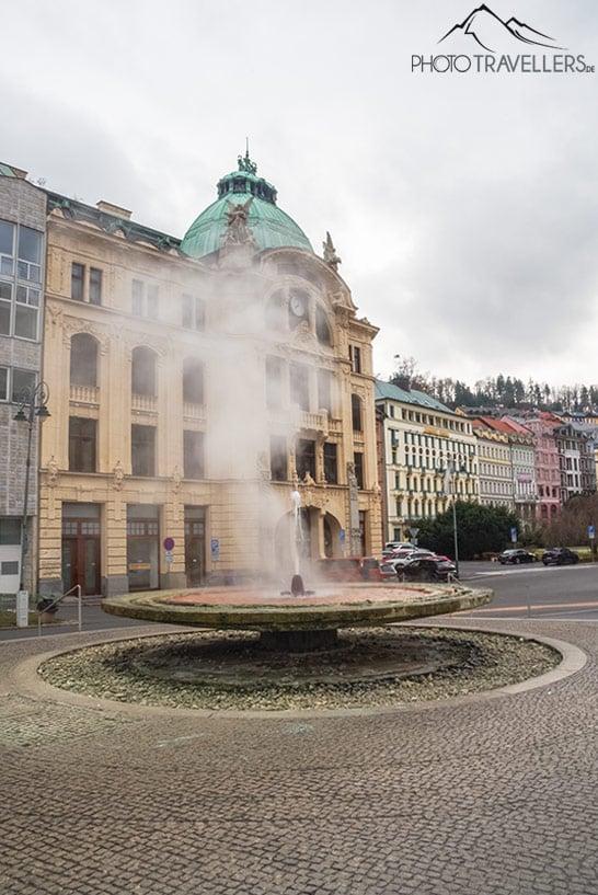 El Sprudel brota alto frente al edificio