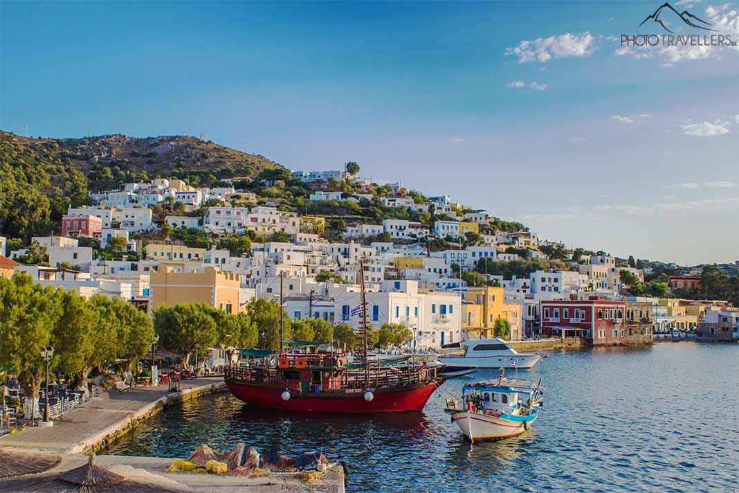 Des bateaux d'excursion font escale dans le port d'Agia Marina à Leros