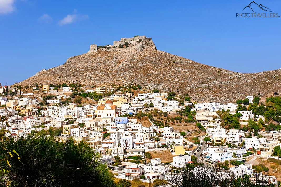 Les restes du château surplombent le village de Panteli à Leros