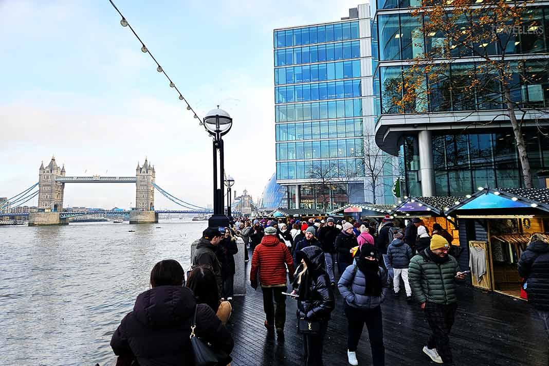 Mercado de Natal à beira do Tâmisa com vista para a Tower Bridge