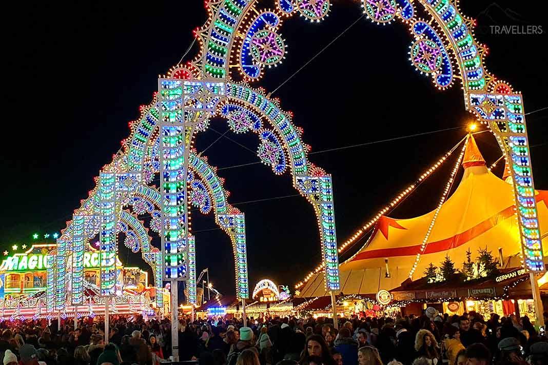 Visitantes diante das coloridas instalações de luz no Hyde Park em Londres