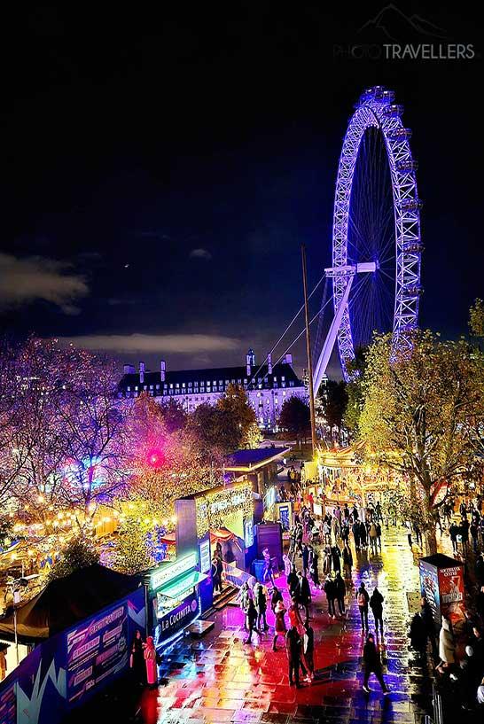 O Southbank Wintermarket em Londres à noite com a London Eye ao fundo