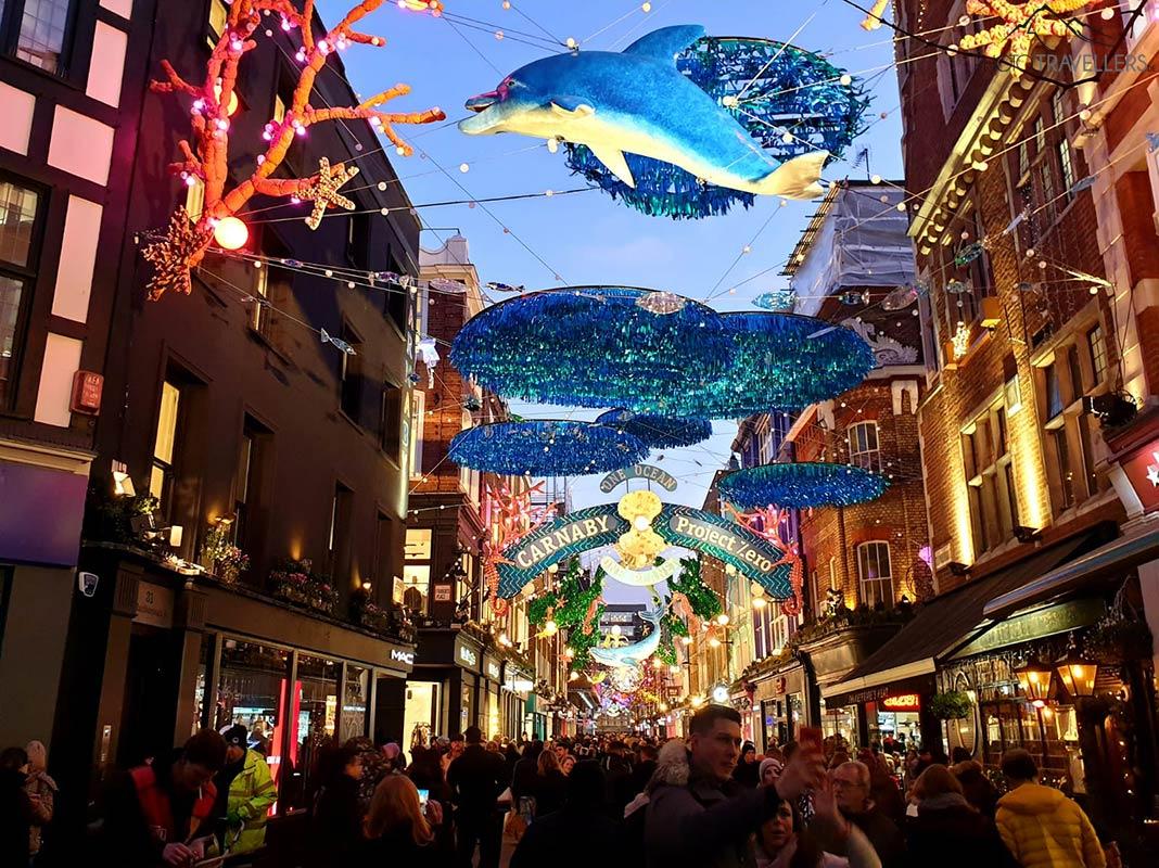 A Carnaby Street em Londres durante o Natal