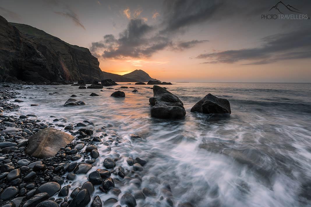 La plage de São Lourenço à Madère au lever du soleil