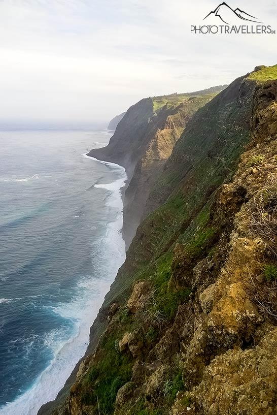 La vue du point de vue Miradouro do Farol da Ponta do Pargo sur les falaises de Madère